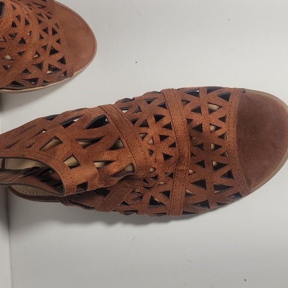 American Eagle Lazer Cut Block Heel Sandals Faux Suede Peep Toe sz 7.5 GUC - Picture 9 of 9